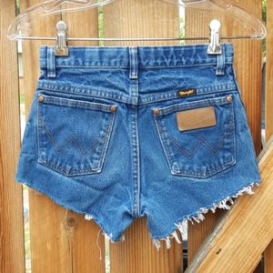 Wrangler high rise cut off jean mom shorts 24/00. They run a bit small